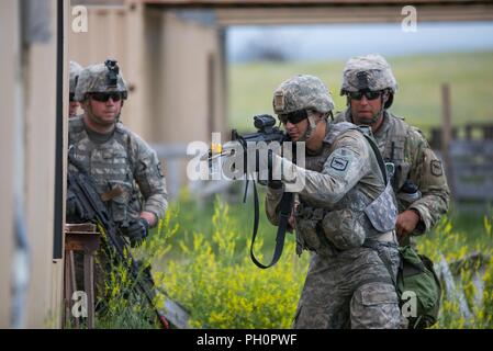 Les soldats avec 211e compagnie du Génie (mobilité et l'augmentation de l'entreprise) avec la Garde nationale du Dakota du Sud, une agression une porte à l'aire d'entraînement du nord du camp Guernesey, WY, le 15 juin 2018. L'exercice de formation de Coyote d'or est un trois-phase, axée sur des mises en exercice mené dans les Black Hills du Dakota du Sud et le Wyoming, qui permet de se concentrer sur les commandants de mission besoins essentiels concernant la tâche, les tâches et les exercices de combat guerrier. Banque D'Images