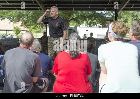 QUANTICO, Virginie - Le Lieutenant-colonel marin à la retraite Joseph Shusko guerrier enseigne l'éthique pour les éducateurs au cours de recrutement du Corps des Marines de la commande 2018 éducateurs et les principaux chefs de Base du Corps des marines à bord Atelier Quantico, Virginie, le 20 juin. L'atelier établit des relations mutuellement bénéfiques entre les agents de sélection des agents et les éducateurs. L'atelier a été créé dans les efforts visant à développer des compétences en leadership et en savoir plus sur les possibilités de carrière dans le Corps des Marines. Shusko est le directeur de la Marine Corps Arts Martiaux Centre d'excellence. Banque D'Images