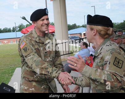 59e Brigade d'artillerie entrants Colonel commandant Daniel P. Ellinger, serre la main avec le brigadier. Le général Heidi J. Hoyle, Chef de brigade d'artillerie, au cours de la cérémonie de passation de commandement du 15 juin à Whittington Champ. Banque D'Images