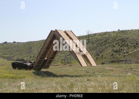 Le Dakota du Sud avec des soldats de la Garde nationale de l'Armée de terre Ingénieur 211e véhicule d'assaut de l'entreprise déployer le pont de lancement alors que la formation au camp de Guernsey, Wyoming, le 13 juin 2018.l'exercice de formation de Coyote d'or fournit la formation réaliste tout au long de la Black Hills et Guernesey, dans le Wyoming. Banque D'Images