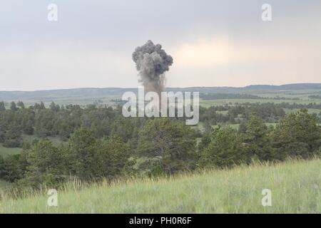 Le Dakota du Sud avec des soldats de la Garde nationale de l'Armée de l'entreprise Ingénieur 211e déclencher une explosion pour détruire une route perturbe le transport pour la simulation d'un ennemi pendant que s'entraîner au Camp de Guernsey, Wyoming, le 13 juin 2018.l'exercice de formation de Coyote d'or fournit la formation réaliste tout au long de la Black Hills et Guernesey, dans le Wyoming. Banque D'Images