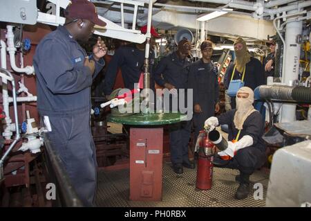 SAN DIEGO (20 juin 2018) 4400 Machiniste Fireman Bryan Flores, de Portland, Ore., lutte contre un incendie simulé lors d'un accident d'ingénierie de perçage dans la salle des machines principale avant de le navire d'assaut amphibie USS Bonhomme Richard (DG 6). Bonhomme Richard est en ce moment à son port d'attache de San Diego, la préparation pour un prochain déploiement prévu. Banque D'Images