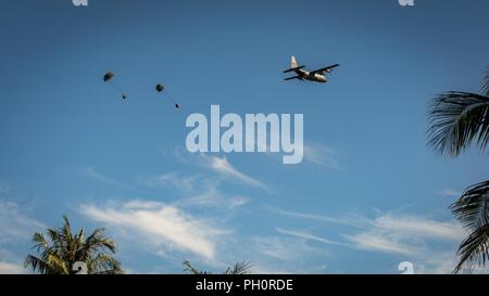 Un C-130H Hercules avec le Minnesota Air National Guard's 133e Airlift Wing de Minneapolis-Saint Paul Joint Air Station de réserve, au Minnesota, gouttes deux palettes de riz pour un orphelinat local au cours de Pacific Angel 2018's media day à Suai, Municipalité de Cova Lima, au sud-ouest le Timor-Leste, le 14 juin 2018. Les équipes chargées dans des camions de riz et l'a livré à l'orphelinat local le jour suivant avec une cérémonie pour souligner l'amitié partagée entre les États-Unis et le Timor-Leste. Banque D'Images