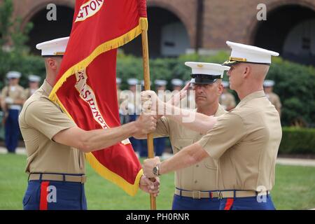 Le Colonel Don Tomich, Gauche, nouveau commandant de Marine Barracks, Washington D.C., reçoit le Marine Corps Couleurs bataille au cours d'une cérémonie de passation de commandement à la caserne, le 20 juin 2018. Le Colonel Tyler J. Zagurski a quitté ses fonctions d'aires marines Barracks Washington D.C. au Colonel Don Tomich. Tomich servi auparavant comme le chef d'état-major adjoint aux opérations, Forces maritimes de la région centrale. Banque D'Images