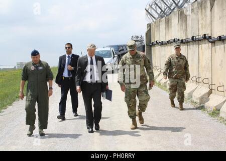 CAMP BONDSTEEL, Kosovo - l'Ambassadeur des Etats-Unis au Kosovo, Greg Delawie, centre gauche, et groupe de combat multinationale - le colonel commandant l'est Nick Ducich, centre droit, à pied de médaille d'honneur Hall 19 Juin à Camp Bondsteel, au Kosovo. L'Ambassadeur a visité le camp, à la rencontre avec les soldats du groupement tactique multinational de - à l'Est et de leur parler de l'importance de leur appui est de maintenir un environnement sûr et sécuritaire et la liberté de circulation au Kosovo. Banque D'Images