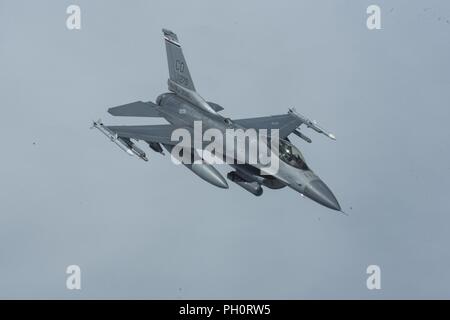 F-16 Fighting Falcon affecté à la 120e Escadron de chasse, Colorado Air National Guard ravitaille avec un KC-135 Stratotanker, affecté à la 107e Escadron de chasse, Selfridge, Mich., alors que la formation à travers différents à l'air de combat aérien scenerios au-dessus de la mer Baltique pendant la grève de sabre 18 Juin 18, 2018. Grève de Sabre est la huitième édition de l'armée américaine de longue date par l'Europe de la formation coopérative exercice visant à accroître l'interopérabilité entre les alliés et les partenaires régionaux. L'exercice de cette année aura lieu du 3 au 15 juin, l'accent sur l'amélioration des terres et de l'air capabiliti opérationnel Banque D'Images