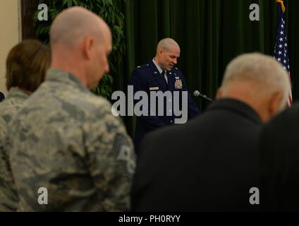 Aumônier (Maj) Craig Forsythe, 67e Escadre, le cyberespace offre l'invocation au cours de l'escadre, cérémonie de passation de commandement à Joint Base San Antonio-Lackland, Texas, le 20 juin 2018. Le colonel Bradley Pyburn a quitté le commandement de l'aile au colonel Melissa Cunningham durant la cérémonie. Banque D'Images