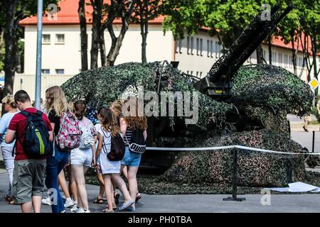 Les étudiants de l'école polonaise Podstawowa (gauche) examiner d'artillerie de défense aérienne de l'Armée roumaine "Scorpions" bleu, la batterie de l'équipement militaire pendant une visite éducative pour le groupement tactique Pologne Bemowo Piskie Domaine de formation, la Pologne le 21 juin 2018. La Pologne est un groupe de combat, unique coalition multinationale d'États-Unis, Royaume-Uni, croate et soldats roumains qui servent avec la 15e Brigade mécanisée polonaise comme une force de dissuasion de l'OTAN à l'appui de l'amélioration de l'avant la Présence. Banque D'Images