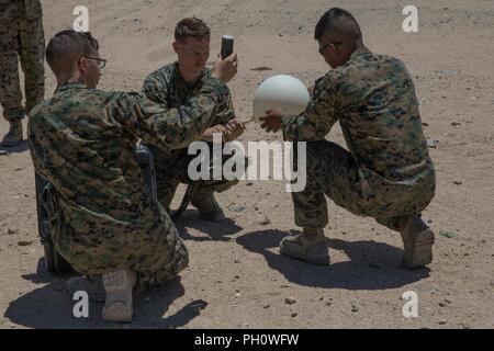 Météorologie et océanographie prévisions marines analyste avec un détachement, Marine Air Control Squadron 24, groupe de contrôle de l'air marin 48, 4e l'aile Marine, préparer pour libérer un ballon météo à partir d'un kit de sondage atmosphérique tactique, au cours de la formation intégrée à l'exercice 4-18 Marine Corps Air Ground Combat Center Twentynine Palms, Californie, le 21 juin 2018. METOC Marines avec la masse d'Air Maritime Task Force 23 a fourni 96 heures de prévisions météo et les impacts prévus pour la formation, les pays fournisseurs ou des mouvements d'aéronefs, ou de l'utilisation de lunettes de vision de nuit. Banque D'Images