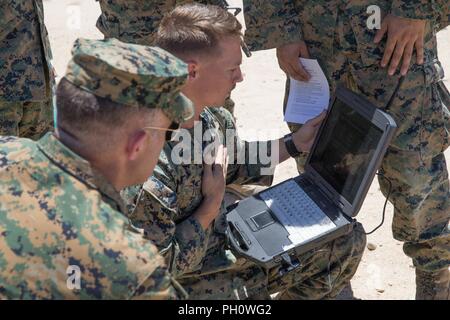 Météorologie et océanographie prévisions marines analyste avec un détachement, Marine Air Control Squadron 24, groupe de contrôle de l'air marin 48, 4e l'aile Marine, prendre des lectures à partir d'un kit de sondage atmosphérique tactique comme un ballon météo monte en altitude, au cours de la formation intégrée à l'exercice 4-18 Marine Corps Air Ground Combat Center Twentynine Palms, Californie, le 21 juin 2018. METOC Marines avec la masse d'Air Maritime Task Force 23 a fourni 96 heures de prévisions météo et les impacts prévus pour la formation, les pays fournisseurs ou des mouvements d'aéronefs, ou de l'utilisation de lunettes de vision de nuit. Banque D'Images