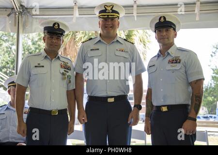 Le maître de Brian Martin prend le commandement de la station de la Garde côtière de Charleston Le maître de Justin Longval au cours d'un changement de commandement cérémonie, 22 juin 2018, à Charleston, Caroline du Sud. Le capitaine John Reed, commandant du Secteur de la Garde côtière canadienne Charleston, a présidé la cérémonie. Banque D'Images