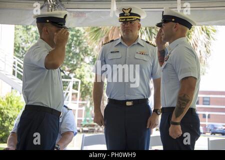 Le maître de Brian Martin prend le commandement de la station de la Garde côtière de Charleston Le maître de Justin Longval au cours d'un changement de commandement cérémonie, 22 juin 2018, à Charleston, Caroline du Sud. Le capitaine John Reed, commandant du Secteur de la Garde côtière canadienne Charleston, a présidé la cérémonie. Banque D'Images