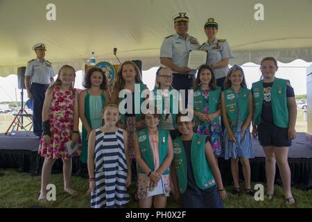 Le capitaine Kristen S. Sareault, USPHS, prend sa retraite du service actif à l'USCG Cape Cod Canal Station, Massachusetts le 22 juin 2018. Banque D'Images