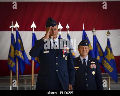 Le colonel de l'US Air Force Tom Palenske, commandant de la 1re Escadre d'opérations spéciales, rend son dernier salut à l'air de commandos le 1er ét au cours d'une cérémonie de passation de commandement à Hurlburt Field, en Floride, le 22 juin 2018. Palenske a quitté le commandement de l'Armée de l'air américaine Le Colonel Mike Conley, l'ancien vice-commandant de la 27e Escadre d'opérations spéciales, Canon Air Force Base, Nouveau Mexique, après avoir commandé l'aile pendant environ trois ans. Banque D'Images