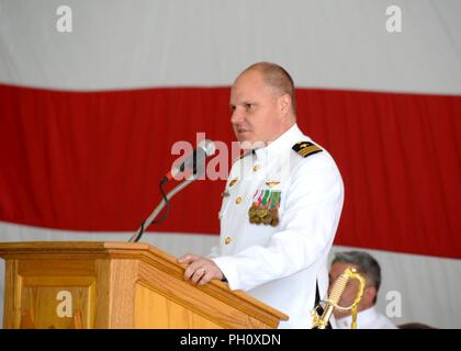 OAK Harbor, Washington (22 juin 2018) - Le Cmdr. L'Escadron de patrouille, James Jimla (VP) 47 Commandant, donne la parole durant le VP-47 cérémonie de passation de commandement, le Naval Air Station Whidbey Island (NASWI). VP-47 est un escadron de patrouille maritime en ce moment stationné à NASWI. Le Golden sabreurs battre le P-8A Poseidon, la première marine à long rayon d'action plate-forme-sous-marine. Banque D'Images