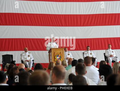 OAK Harbor, Washington (22 juin 2018) - Le Cmdr. L'Escadron de patrouille, James Jimla (VP) 47 Commandant, donne la parole durant le VP-47 cérémonie de passation de commandement, le Naval Air Station Whidbey Island (NASWI). VP-47 est un escadron de patrouille maritime en ce moment stationné à NASWI. Le Golden sabreurs battre le P-8A Poseidon, la première marine à long rayon d'action plate-forme-sous-marine. Banque D'Images