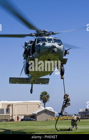 CORONADO, Californie (22 juin 2018) Les opérateurs des opérations spéciales de la Marine affecté à Seal Team 17 descendent d'un HH-60H Seahawk affecté à l 'Firehawks" de la mer de l'Escadron d'hélicoptères de combat (HSC) 85 à la Naval Amphibious Base Coronado, lors d'une manifestation pour la Marine, l'événement de reconnaissance de l'Employeur, le 22 juin, 2018. Les employeurs sélectionnés étaient désignés par leur réserve marine Sailor employés et invités à assister à l'événement d'un jour qui comprenait une visite de l'USS Omaha (LCS 12), une exposition statique d'avions à l'Escadron de soutien logistique de la flotte (VR) 57 et la démonstration des capacités combinées de la Seal Team 17, Na Banque D'Images