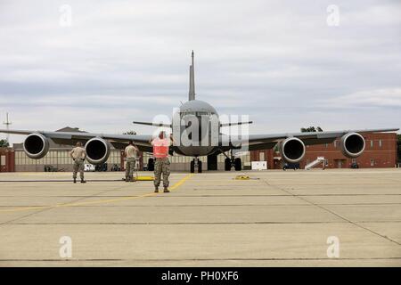 Les membres de la 127e groupe de ravitaillement en vol, Selfridge Air National Guard Base, Mich., arrivent à la maison de l'Aéroport International de Riga, Lettonie après un appui long exercice plusieurs semaines, sabre 18 grève le 22 juin 2018. Le 127e groupe de ravitaillement en vol effectué le ravitaillement en vol à la Michigan Air National Guard A-10 Thunderbolt II et Colorado Air National Guard F-16 Fighting Falcon permettant à l'appareil d'étendre leur projection de puissance aérienne. La grève est un sabre de l'armée américaine de longue date par l'Europe de la formation coopérative, conçus pour améliorer l'interopérabilité et de préparation entre les alliés et regio Banque D'Images