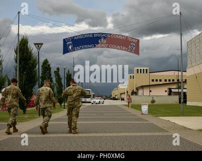 VICENZA, Italie -- United States European Command (EUCOM) commandant le général Curtis Scaparrotti entre dans 'pays' troupeau avec le Sgt. 1re classe Smith et le Major David Ahern, les parachutistes de la 173e Brigade aéroportée, le 22 juin 2018. La 173e Brigade aéroportée de l'armée américaine est la force de réaction d'urgence en Europe, fournissant le déploiement rapide des forces armées de l'armée américaine l'Europe, l'Afrique et les domaines de responsabilité du commandement central dans les 18 heures. Banque D'Images