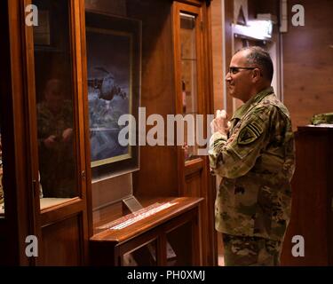 VICENZA, Italie -- United States European Command (EUCOM) commandant le général Curtis Scaparrotti admire un original Dietz peinture représentant la nuit la 173e Brigade aéroportée a sauté dans le Nord de l'Iraq. La 173e Brigade aéroportée de l'armée américaine est la force de réaction d'urgence en Europe, fournissant le déploiement rapide des forces armées de l'armée américaine l'Europe, l'Afrique et les domaines de responsabilité du commandement central dans les 18 heures. Banque D'Images