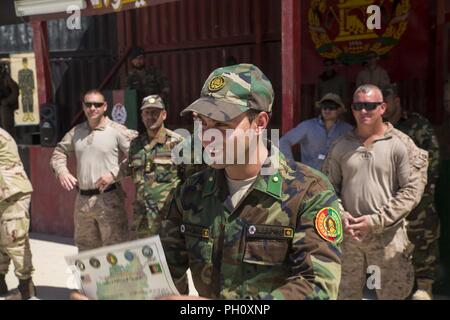 La province d'Helmand, en Afghanistan (21 juin 2018) - une armée nationale afghane (ANA) 215e Corps canadien soldat reçoit un certificat d'achèvement pendant un cours de leadership de leur diplôme au Camp Shorabak. L'ANA et la Police nationale afghane 505ème leadership Zone a participé à une des trois cours d'une semaine visant à développer des compétences d'petit-unité. Banque D'Images