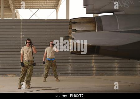 Le sergent-chef. Frank Talarico (à gauche) et Tech. Le Sgt. Sundeen Cory (à droite), 179e Escadron de chasse expéditionnaire chefs d'équipage, effectuer les vérifications avant vol sur un F-16 Fighting Falcon, le 23 juin 2018, dans un endroit inconnu en Asie du Sud-Ouest. Le colonel Scott Gibson, commandant du groupe expéditionnaire de la 407e a eu son premier vol depuis sa prise de commandement de la 407e AEG. Banque D'Images