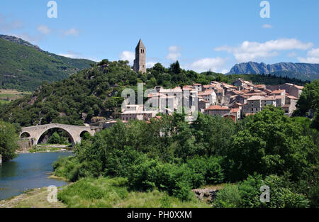 Cité médiévale d'Olargues sur le fleuve Orb, Hérault, France Banque D'Images