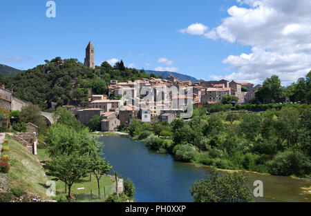 Cité médiévale d'Olargues sur le fleuve Orb, Hérault, France Banque D'Images