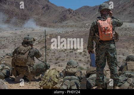 Marines avec 1er Bataillon, 25e Régiment de Marines, 4e Division de marines, observer l'objectif point sur une gamme 400, compagnie d'infanterie incendie généraux gamme de formation, au cours de la formation intégrée à l'exercice 4-18 Marine Corps Air Ground Combat Center Twentynine Palms, Californie, le 20 juin 2018. Série 400 est utilisé par la masse d'Air Maritime Task Force 23 pour former les compagnies de fusiliers dans les techniques et les procédures pour attaquer les zones fortifiées, et est l'un des plus dynamiques des gammes de tir réel dans le Corps des Marines. Banque D'Images