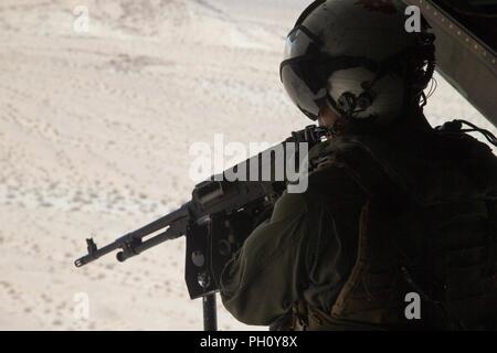 Le Cpl. Chase Clark, un chef d'équipe à rotors basculants avec Marine Escadron 764 à rotors basculants moyen, Marine Aircraft Group 41, 4e l'aile Marine, assure une zone d'atterrissage est sécurisée avant qu'une agression de l'air au cours de l'exercice de formation intégrée, 4-18 au Marine Corps Air Ground Combat Center Twentynine Palms, Californie, le 23 juin 2018. Le VMM-764, connu sous le nom de "moonlight", est basée à Marine Corps Air Station Miramar et fourni à l'appui de l'élément de combat aérien Maritime Aérien Au sol 23 Groupe de travail au cours de l'ITX 4-18. Banque D'Images