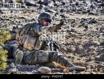 Les réservistes de la marine avec la Compagnie Bravo, 1er Bataillon, 23e Régiment de Marines, 4e Division de marines, effectuent des exercices d'incendie-sur gamme 410A, un peloton d'attaque renforcé au cours de la formation intégrée, la gamme 4-18 Exercice au Marine Corps Air Ground Combat Center Twentynine Palms, California, 19 juin 2018. L'ITX 4-18 fournit des éléments MAGTF l'occasion de subir une évaluation de niveau de service des compétences de base qui sont essentielles à l'avant-corps expéditionnaire, les opérations de déploiement. Banque D'Images