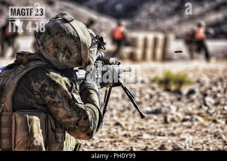 Les réservistes de la marine avec la Compagnie Bravo, 1er Bataillon, 23e Régiment de Marines, 4e Division de marines, effectuent des exercices d'incendie-sur gamme 410A, un peloton d'attaque renforcé au cours de la formation intégrée, la gamme 4-18 Exercice au Marine Corps Air Ground Combat Center Twentynine Palms, California, 19 juin 2018. L'ITX 4-18 fournit des éléments MAGTF l'occasion de subir une évaluation de niveau de service des compétences de base qui sont essentielles à l'avant-corps expéditionnaire, les opérations de déploiement. Banque D'Images