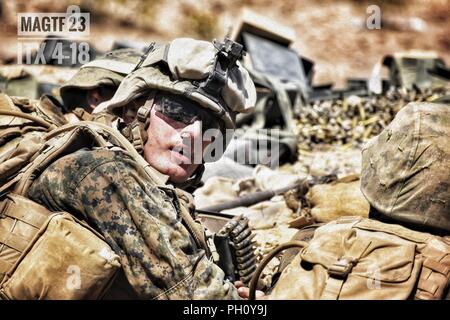 Les réservistes de la marine avec la Compagnie Bravo, 1er Bataillon, 23e Régiment de Marines, 4e Division de marines, effectuent des exercices d'incendie-sur gamme 410A, un peloton d'attaque renforcé au cours de la formation intégrée, la gamme 4-18 Exercice au Marine Corps Air Ground Combat Center Twentynine Palms, California, 19 juin 2018. L'ITX 4-18 fournit des éléments MAGTF l'occasion de subir une évaluation de niveau de service des compétences de base qui sont essentielles à l'avant-corps expéditionnaire, les opérations de déploiement. Banque D'Images