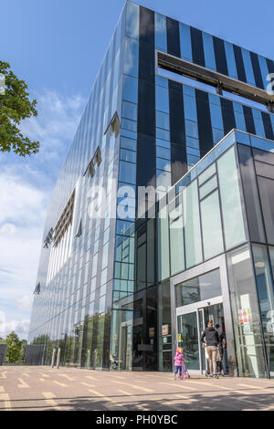 Les bureaux du conseil de comté et de bibliothèque dans le bâtiment en verre Cube à Corby Town Centre, Angleterre. Banque D'Images