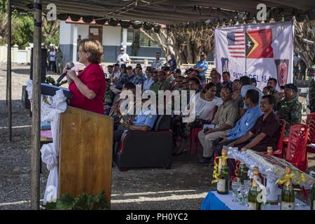 Kathleen Fitzpatrick, Ambassadeur des États-Unis à la République démocratique du Timor-Leste, adresses participants de la Pacific Angel (Ange) PAC 2018 Cérémonie de clôture de l'école secondaire de Negri Saran Kote à Suai, Municipalité de Cova Lima, au sud-ouest le Timor-Leste, le 18 juin 2018. Elle a remercié l'équipe de ANGE PAC pour leur dévouement et leur engagement à la population timoraise à construire et renforcer leur capacité d'une solution pacifique, en bonne santé et bien éduqués. L'armée américaine renforce ses relations avec les pays partenaires dans la région indo-pacifique par le biais de contrats tels que les CIP ANGEL. Banque D'Images