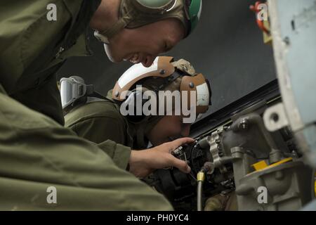 Lance le Cpl. Kenzie Olson (à gauche) et lance le Cpl. Cori Maves (centre) conduite d'entretien sur un avion AH-1Z Viper à Futenma Marine Corps Air Station, Okinawa, Japon, le 19 juin 2018. Marines d'effectuer des opérations de maintenance pour s'assurer que l'aéronef est en bon état. Maves, un Grass Valley, Californie, est un chef d'équipe affectée à l'Escadron d'hélicoptères d'attaque légère Marine, Marine 469 Groupe d'aéronefs 39, 3rd Marine Aircraft Wing, dans le cadre du programme de déploiement avec MAG-36, 1er MAW. Olson, Pleasant Grove, Utah, est un technicien en avionique affectés à 469 avions Marine HMLA, Groupe 39, 3e mari Banque D'Images