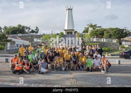 L'Okinawa, Japon (22 juin 2018) marins posent pour une photo de groupe à Okinawa, Parc de la paix au cours de la lampe de la paix. Plus de 30 marins de l'US Navy s'est joint à des douzaines de volontaires locaux pour placer des milliers de bougies de cérémonie à l'Okinawa Peace Memorial Park de Itoman City, le 22 juin, à l'honneur les plus de 250 000 américains et japonais ont perdu la vie pendant la bataille d'Okinawa, le troisième plus meurtrière bataille jamais livrée par les membres de services américain. La Marine américaine Banque D'Images