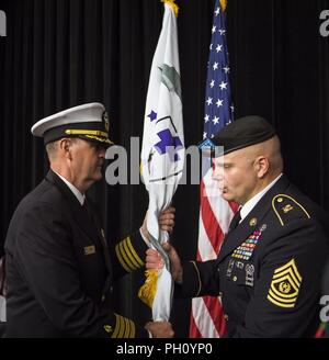 FORT Belvoir, Virginie.-- (18 juin 2018)-- U.S. Le Capitaine de vaisseau Robert Fry assume le poste de directeur d'hôpital depuis le Colonel Jason Wieman au cours d'une cérémonie de transfert d'autorité à Fort Belvoir's Thurman Hall le 18 juin 2018. L'Armée américaine, le Général Ronald Place, le directeur pour la région de la capitale nationale (Médecin) sert comme hôte de l'événement alliant les traditions des deux éléments cérémoniels de l'armée et de la Marine. Le Belvoir est un hôpital de 120 lits, 1,3 millions de mètres carrés de l'hôpital communautaire de militaire qui sert une population régionale de 250 000 avec personnel d'environ 100 000 abonnés qui reçoivent et hospitalisation Banque D'Images