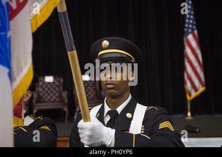 FORT Belvoir, Virginie.-- (18 juin 2018)-- U.S. Le Capitaine de vaisseau Robert Fry assume le poste de directeur d'hôpital depuis le Colonel Jason Wieman au cours d'une cérémonie de transfert d'autorité à Fort Belvoir's Thurman Hall le 18 juin 2018. L'Armée américaine, le Général Ronald Place, le directeur pour la région de la capitale nationale (Médecin) sert comme hôte de l'événement alliant les traditions des deux éléments cérémoniels de l'armée et de la Marine. Le Belvoir est un hôpital de 120 lits, 1,3 millions de mètres carrés de l'hôpital communautaire de militaire qui sert une population régionale de 250 000 avec personnel d'environ 100 000 abonnés qui reçoivent et hospitalisation Banque D'Images