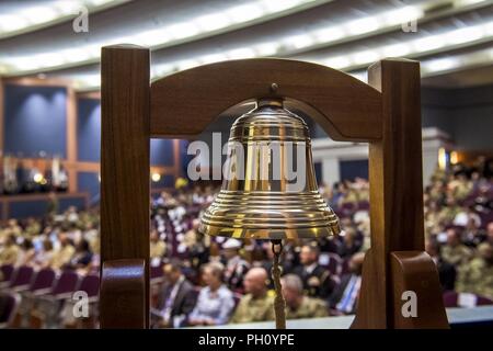 FORT Belvoir, Virginie.-- (18 juin 2018)-- U.S. Le Capitaine de vaisseau Robert Fry assume le poste de directeur d'hôpital depuis le Colonel Jason Wieman au cours d'une cérémonie de transfert d'autorité à Fort Belvoir's Thurman Hall le 18 juin 2018. L'Armée américaine, le Général Ronald Place, le directeur pour la région de la capitale nationale (Médecin) sert comme hôte de l'événement alliant les traditions des deux éléments cérémoniels de l'armée et de la Marine. Le Belvoir est un hôpital de 120 lits, 1,3 millions de mètres carrés de l'hôpital communautaire de militaire qui sert une population régionale de 250 000 avec personnel d'environ 100 000 abonnés qui reçoivent et hospitalisation Banque D'Images