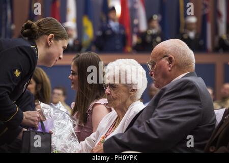 FORT Belvoir, Virginie.-- (18 juin 2018)-- U.S. Le Capitaine de vaisseau Robert Fry assume le poste de directeur d'hôpital depuis le Colonel Jason Wieman au cours d'une cérémonie de transfert d'autorité à Fort Belvoir's Thurman Hall le 18 juin 2018. L'Armée américaine, le Général Ronald Place, le directeur pour la région de la capitale nationale (Médecin) sert comme hôte de l'événement alliant les traditions des deux éléments cérémoniels de l'armée et de la Marine. Le Belvoir est un hôpital de 120 lits, 1,3 millions de mètres carrés de l'hôpital communautaire de militaire qui sert une population régionale de 250 000 avec personnel d'environ 100 000 abonnés qui reçoivent et hospitalisation Banque D'Images