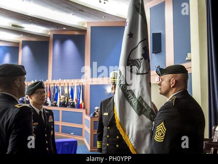 FORT Belvoir, Virginie.-- (18 juin 2018)-- U.S. Le Capitaine de vaisseau Robert Fry assume le poste de directeur d'hôpital depuis le Colonel Jason Wieman au cours d'une cérémonie de transfert d'autorité à Fort Belvoir's Thurman Hall le 18 juin 2018. L'Armée américaine, le Général Ronald Place, le directeur pour la région de la capitale nationale (Médecin) sert comme hôte de l'événement alliant les traditions des deux éléments cérémoniels de l'armée et de la Marine. Le Belvoir est un hôpital de 120 lits, 1,3 millions de mètres carrés de l'hôpital communautaire de militaire qui sert une population régionale de 250 000 avec personnel d'environ 100 000 abonnés qui reçoivent et hospitalisation Banque D'Images