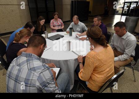 Les participants du cours sur l'acquisition de l'hydroélectricité des scénarios considèrent leur demandant d'identifier les problèmes et élaborer des solutions proposées au cours d'un exercice d'aboutir le cours du 22 juin 2018, à Nashville, Tenn., à l'Université d'État du Tennessee Williams Avon Campus. Banque D'Images