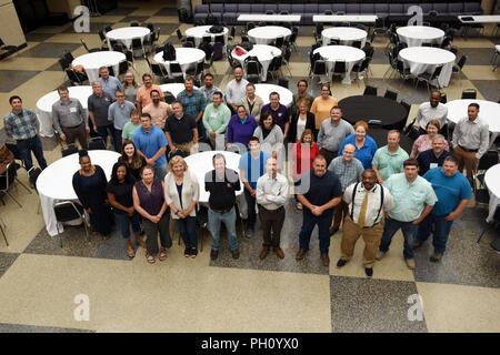 Les participants de l'US Army Corps of Engineer's premier cours sur l'acquisition de centrales hydroélectriques posent ensemble après avoir terminé le cours du 22 juin 2018, à Nashville, Tenn., à l'Université d'État du Tennessee Williams Avon Campus. Banque D'Images