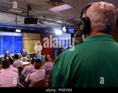 Alexey Ovchinin, russe Roscosmos cosmonaute, et le colonel Nick Haye, l'astronaute de la NASA, de discuter de leur prochain voyage vers la Station spatiale internationale, au cours d'une conférence de presse au Centre spatial Johnson à Houston, le 18 juin 2018. Les deux parcours seront à l'ISS le 11 octobre 2018, à bord du vaisseau Soyouz Roscosmos MS-10, lancé à partir de cosmodrome de Baïkonour au Kazakhstan. Banque D'Images