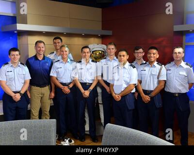 Le colonel Nick Haye, l'astronaute de la NASA (deuxième à gauche), pose avec Air Force Reserve Officer Training Corps cadets après une conférence de presse au Centre spatial Johnson à Houston, le 18 juin 2018, pour discuter de sa prochaine visite à la Station spatiale internationale. La Haye et Alexey Ovchinin, russe Roscosmos cosmonaute, vous voyage vers l'ISS le 11 octobre 2018, à bord du vaisseau Soyouz Roscosmos MS-10, lancé à partir de cosmodrome de Baïkonour au Kazakhstan. Banque D'Images