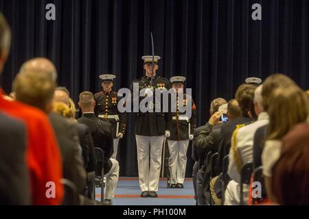 Le Capitaine Matthew S. Galadyk, commandant de peloton, U.S. Marine Corps, rend silencieuse de saluer une épée au cours d'une cérémonie à l'intérieur vendredi soir chez Marine Barracks Washington D.C., le 22 juin 2018. L'invité d'honneur pour la cérémonie était secrétaire de la marine, Richard C. Spencer, et l'accueil a été le Commandant de la Marine Corps, le général Robert B. Neller. Banque D'Images