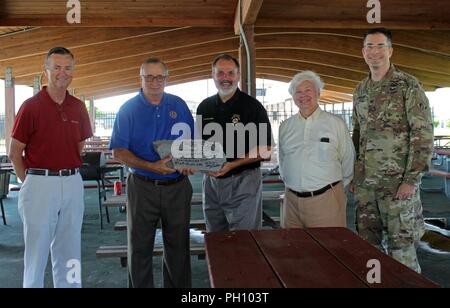 De gauche, Eddie Somers, président de l'Île Smith United ; Randy Laird, le président, les commissaires du comté de Somerset ; Mark Belton, Maryland secrétaire Ressources naturelles ; Charles Halm, directeur, Planification communautaire et de développement, Département du Logement et du développement urbain, Baltimore Field Office ; et le colonel Ed Chamberlayne, commander, U.S. Army Corps of Engineers, District de Baltimore, présenter un morceau de la pierre jetée signé par les fonctionnaires lors d'une cérémonie tenue à Crisfield's Cove Marina Somers pour souligner l'achèvement de deux jetées et un seuil de pierre dans le cadre d'un projet d'amélioration au navigation Banque D'Images