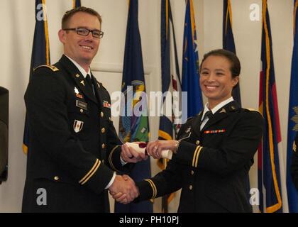 Le capitaine Grace Eiken, natif de Princeton Junction, New Jersey et diplômé de l'année de transition du Programme de stages reçoit un diplôme du major Jeffery Ashburn, directeur, Programme de résidence de l'année de transition, William Beaumont Army Medical Center, au cours de l'WBAMC 2018 Graduate Medical Education remise des diplômes qui a eu lieu à la 1re Division blindée et Fort Bliss Museum, le 15 juin. Près de 50 diplômés ont terminé les cours d'études en résidences ou des stages dans l'un des programmes de GME : Médecine Interne, Chirurgie orthopédique, chirurgie générale, année de transition, de stages d'études supérieures de l'Armée américaine Banque D'Images