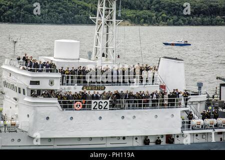 Pologne (24 juin 2018) Chers invités et les responsables militaires reconnaissent honneurs rendus par les Marines américains affectés à la 26e Marine Expeditionary Unit (MEU) et les marins affectés au groupe amphibie de la salut, 4 Harpers Ferry landing ship dock classe USS Oak Hill (LSD 51) au cours de la célébration de la 100e anniversaire de la marine polonaise, le 24 juin 2018. Oak Hill, port d'accueil de Virginia Beach, en Virginie, et à la 26e MEU mènent des opérations navales dans la sixième flotte américaine zone d'opérations. Banque D'Images